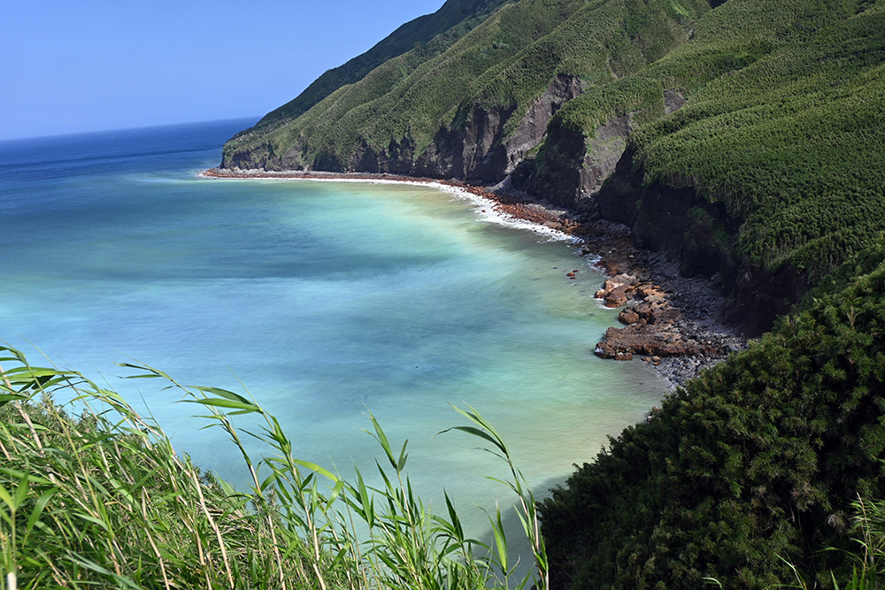 潮流や風の具合などで色が変わるため、“七色の海”と呼ばれる穴之浜