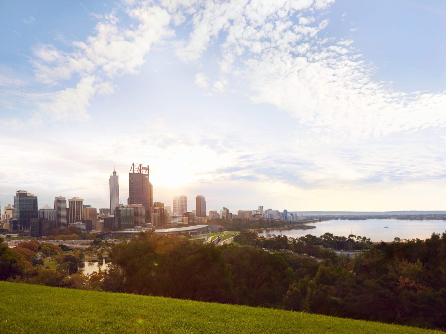 キングスパークから望むパースの街並み Photo by Tourism Australia